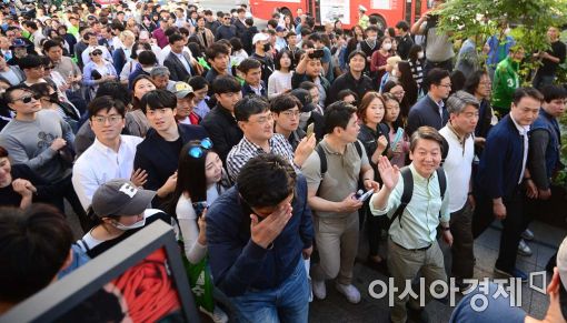 [포토]강남역 뚜벅이 유세 나선 안철수