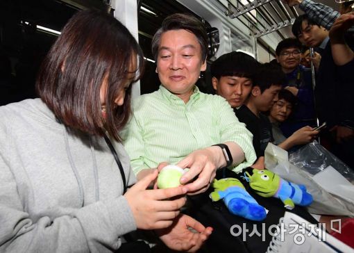 [포토]시민에게 인형 선물하는 안철수 후보