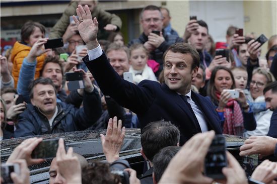 프랑스 대통령에 당선된 에마뉘엘 마크롱이 7일 지지자들의 환호에 답하고 있다. (사진=AP연합)