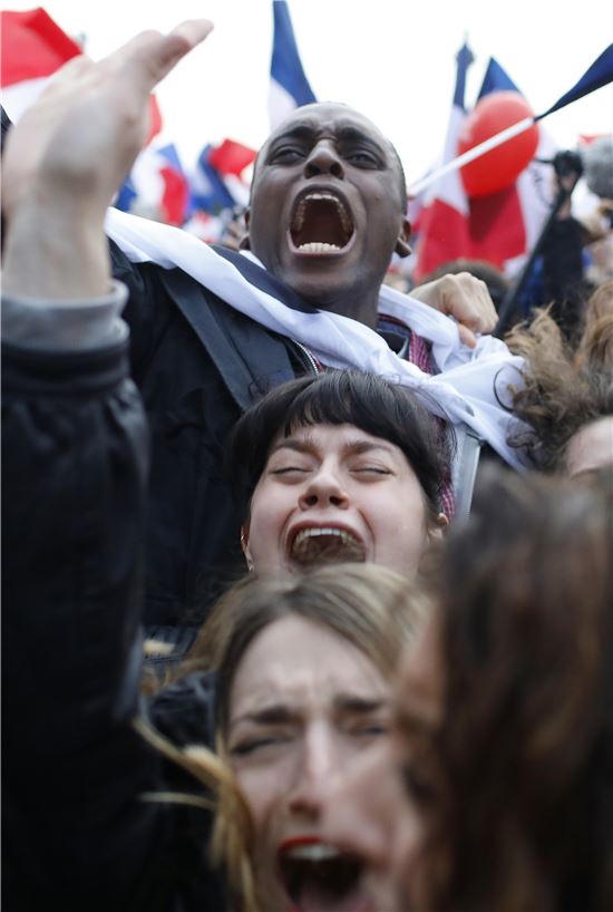 [포토]'안도·환희' 파리 시민들…"마크롱이 이겼다!"