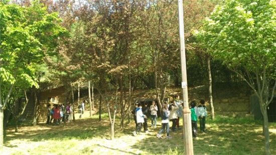 올 4월 초등학교 학생들이 보라매공원에서 현장체험을 하고 있다.