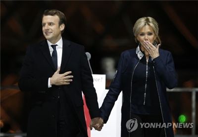 에마뉘엘 마크롱 프랑스 대통령 당선인과 부인 브리짓 트로뉴 / 사진=AP연합뉴스