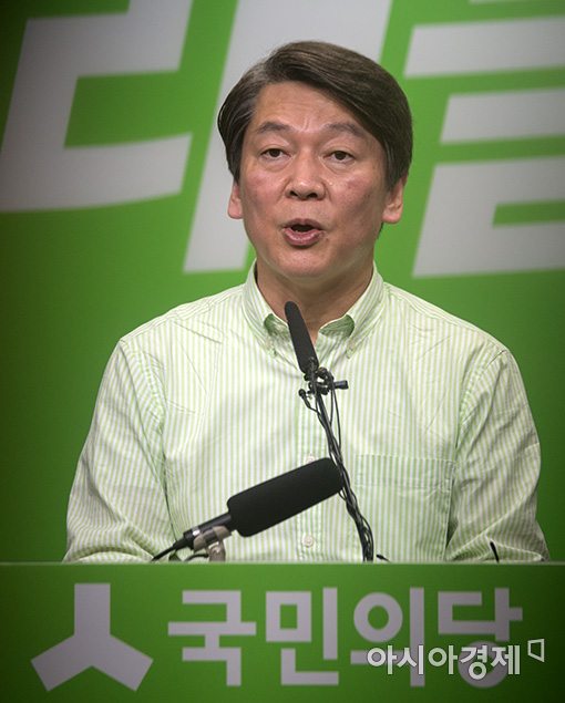 안철수 국민의당 후보가 8일 서울 여의도 당사에서 대선 전 마지막 기자회견을 열고 지지를 호소하고 있다. 