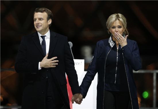 '30대 대통령' 마크롱, 부인 손잡고 "프랑스의 승리"