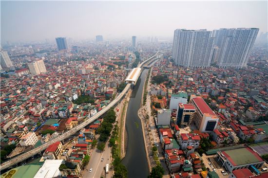 베트남 하노이 시내 전경. 경제가 발전하면서 시내 중심가에 고층 건물들이 점차 늘어나고 있다. 