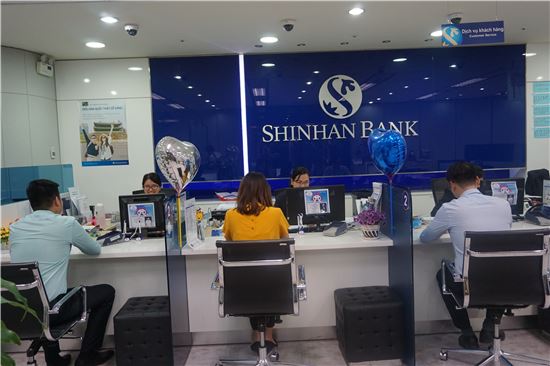 베트남 하노이에 진출한 신한은행 지점에서 현지인들이 은행 업무를 보고 있다. 