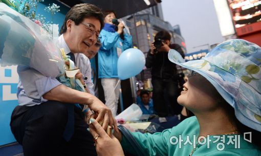 [포토]꽃다발 받는 유승민