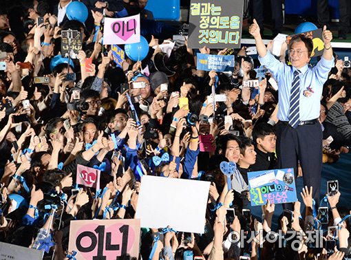 [포토]촛불광장에서 마지막 장식하는 문재인 후보