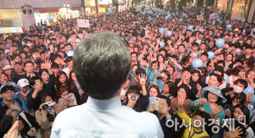 [포토]명동 가득 메운 유승민 지지자들