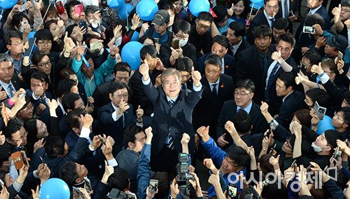 [포토]지지자들에게 둘려쌓인 문재인