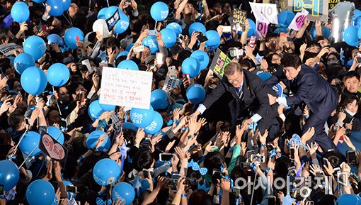 [포토]지지자들과 손 잡는 문재인