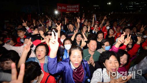 [포토]홍준표 외치는 지지자들