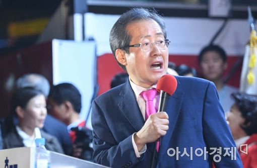 [포토]홍준표 "말 좀 하자"