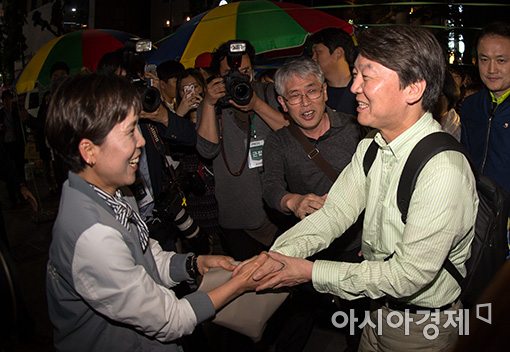 [포토]지지자들과 인사하는 안철수 후보