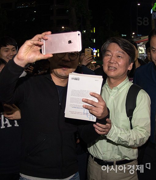 [포토]지지자들과 사진찍는 안철수 후보