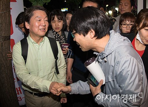[포토]젊은 유권자 만나는 안철수 후보