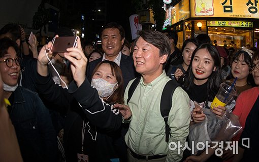 [포토]안철수, 뚜벅이 유세 마지막은 '젊은 유권자' 속으로