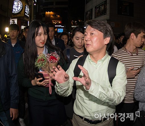 [포토]안철수, 홍대에서 마지막 뚜벅이 유세