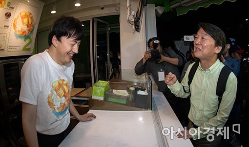 [포토]홍대 젊은 상인 만나는 안철수 후보