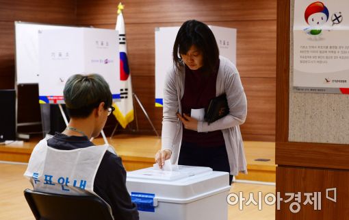 [포토]19대 대선 투표시작…소중한 권리 행사