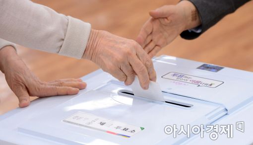 [포토]투표하는 아름다운 손