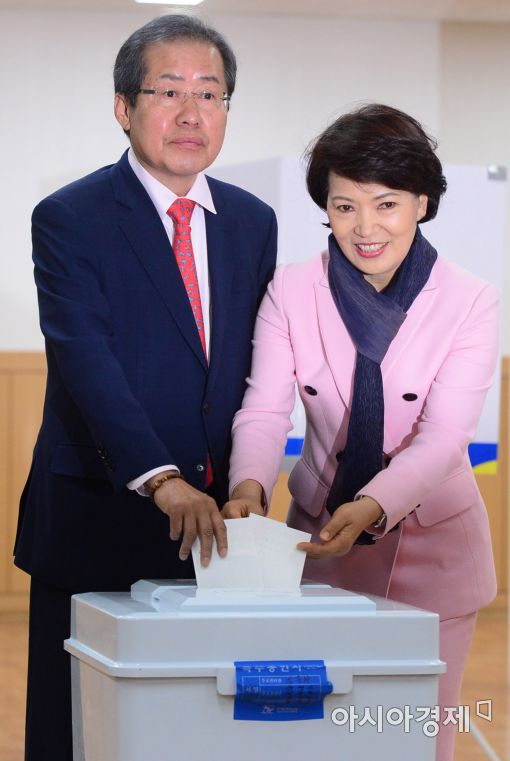 [포토]투표하는 홍준표·이순삼