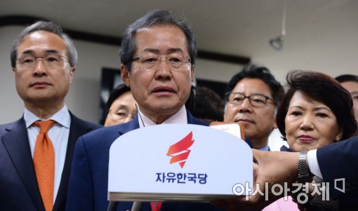 한국당, 당권 놓고 진흙탕 싸움…"친박 바퀴벌레" vs "낮술 드셨나"