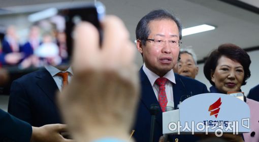 한국당, 洪 복귀 앞두고…'대선 패배 반성' 토론회·연찬회 열어