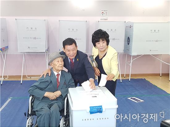 [투표현장]투표하는 윤장현 광주광역시장