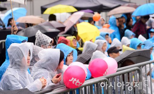 [포토]빗 속 개표 방송 기다리는 시민들