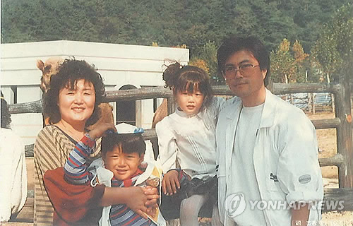 사진은 문 전 대표와 부인 김정숙 여사, 아들 문준용 씨, 딸 문다혜 씨와 찍은 가족 사진