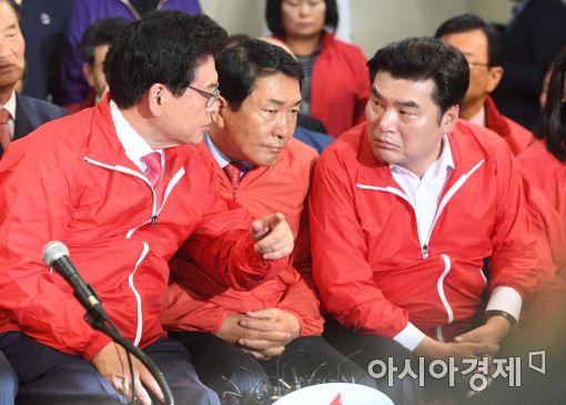 [포토]심각한 분위기의 자유한국당 선거상황실