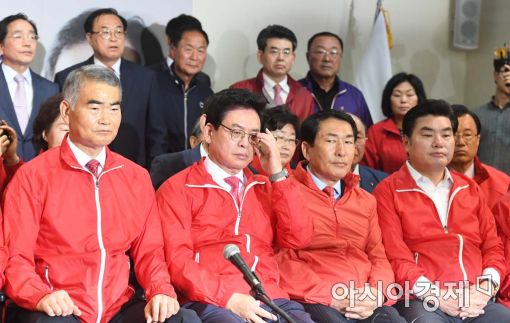 지난 9일 대선 패배 직후 침울한 표정을 짓고 있는 자유한국당 지도부. 앞줄 왼쪽에서 두 번째가 정우택 대표 권한대행 겸 원내대표