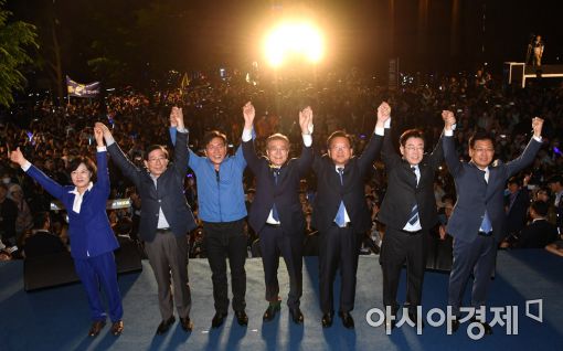 [포토]문재인 "정권교체 염원했던 간절함의 승리"