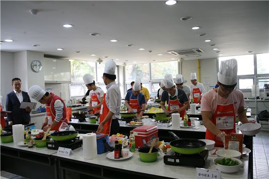 ‘우리 아빠가 최고 쉐프 !’...강남구, 아빠요리대회 