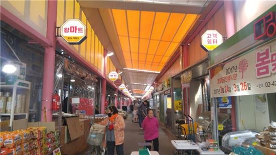 [폭염의 경제학]매출'날개'단 쇼핑몰·얼음·에어컨…재래시장·고깃집은 '울화통'(종합)