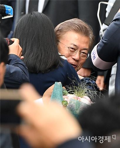 10일 서울 서대문구 홍은동 사저를 나서는 문재인 대통령/사진=아시아경제