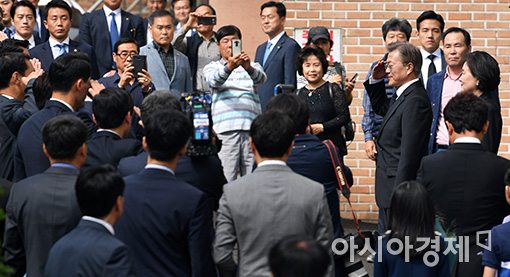 [포토]거수 경례하는 문재인 대통령
