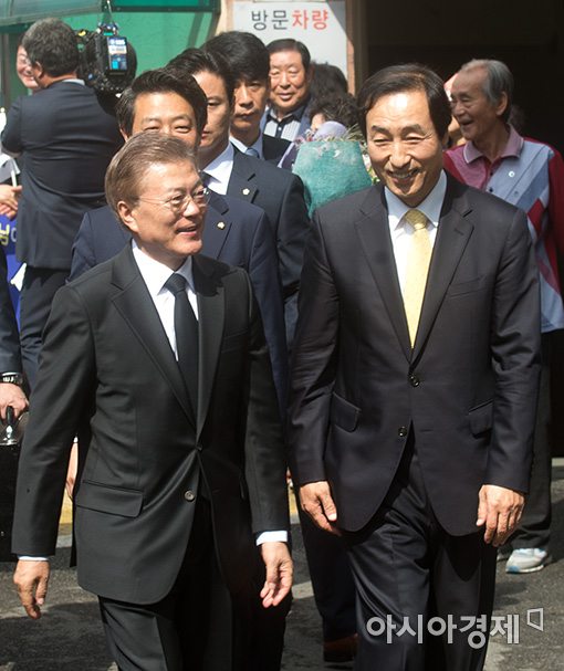 [포토]나린히 걷는 문재인 대통령·문석진 구청장