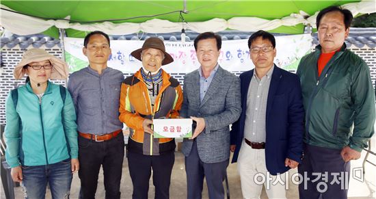 다향대축제장에서 운영한 ‘다향골책방’수익금 보성군장학재단에 기탁