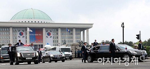 [포토]국회 나서는 문재인 대통령