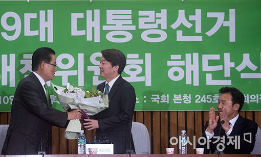 [포토]박지원 대표에게 꽃다발 받는 안철수