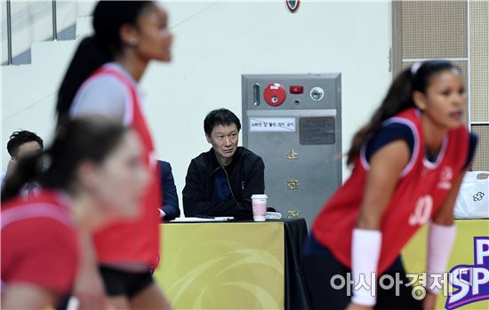 [포토]참가자들 바라보는 이정철 감독
