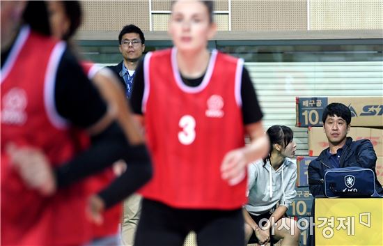[포토]선수들 바라보는 김종민 감독
