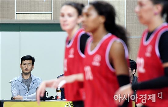 [포토]트라이아웃 참가자 바라보는 서남원 감독