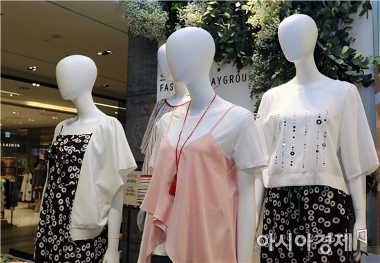 신세계百, 때이른 더위에 여름맞이 서둘러…"시원한 옷들 특가로 만나보세요"