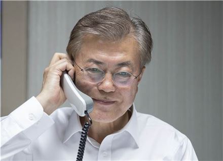 문재인-시진핑 전화 통화…"한중관계 발전 기대"(속보)