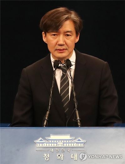 '웅동학원 논란' 조국 민정수석 "두들겨 맞으며 가겠다"