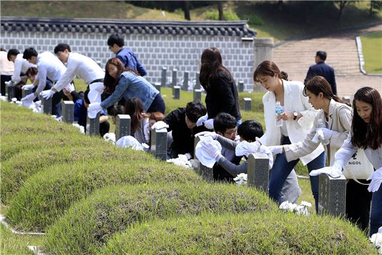 [포토]광주시 북구 신규공직자, 5·18묘역 정비