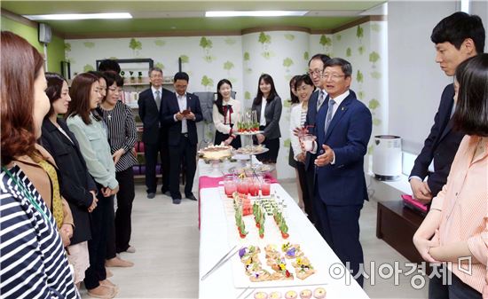 김갑섭 전남도 행정부지사가 11일 오전 도청에서 열린 임산부 공무원 전용 태교방 개소식에서 임산한 공무원들과 다과를 함께 하며 이야기를 나누고 있다. 사진제공=전남도